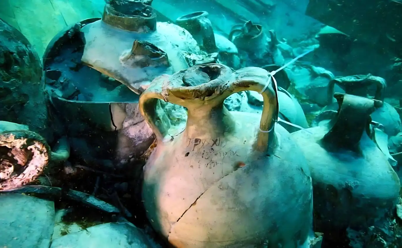 Navio romano submerso é achado a 2 metros de profundidade, debaixo de praia lotada em Maiorca