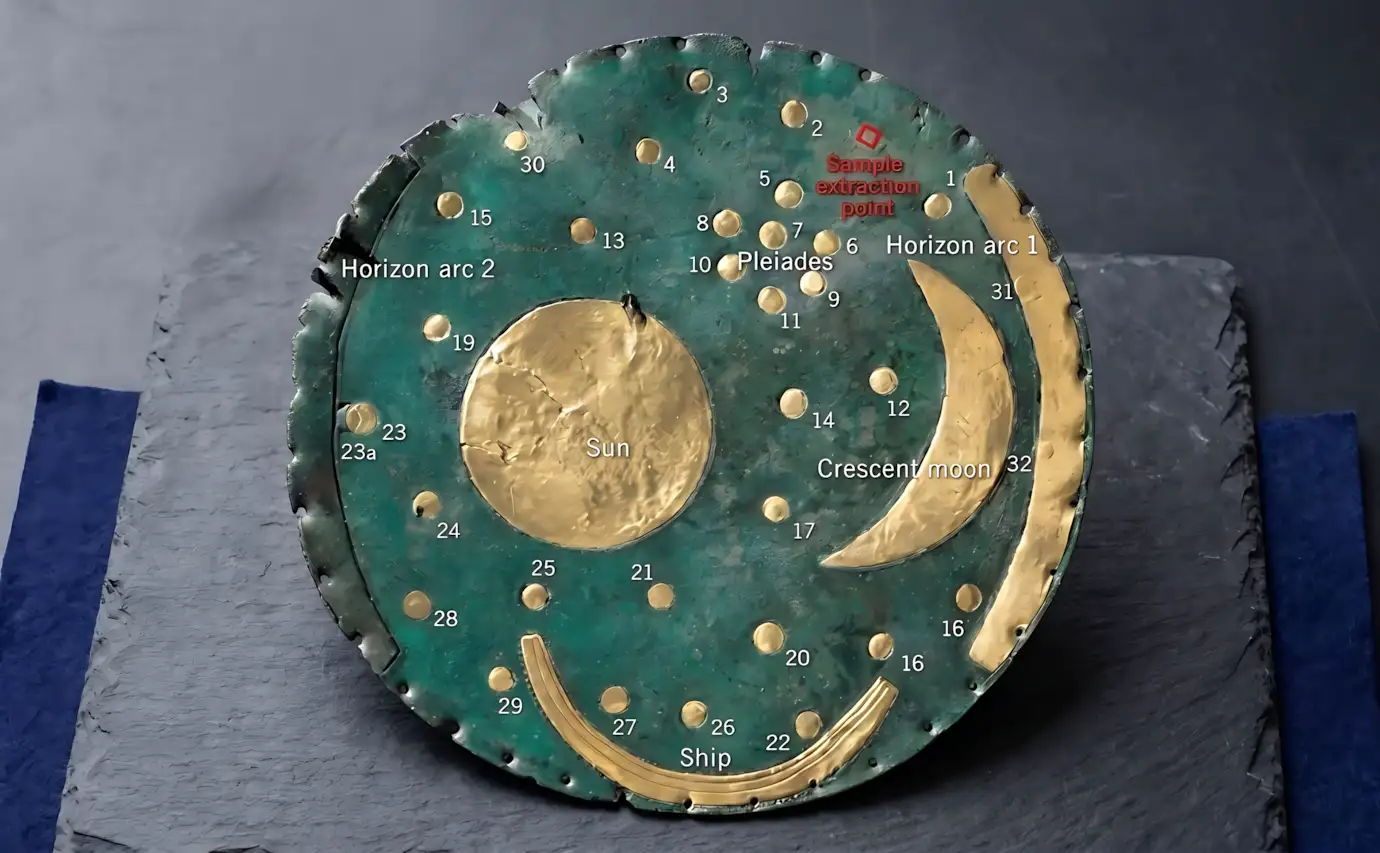 Raro disco de bronze de 1.600 a.C. Raro disco de bronze de 1.600 a.C. encontrado por saqueadores pode ser o mapa astronômico mais antigo já feito